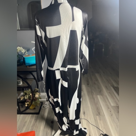 Unique black and white abstract  print collarless jumpsuit NWOT - Picture 3 of 4